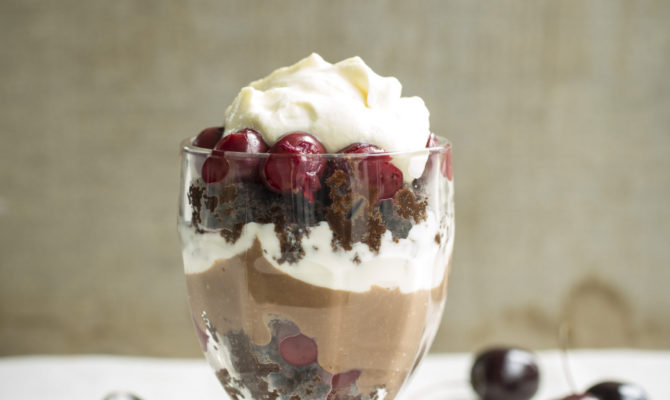 chocolade trifle/Trifle au chocolat avec des cerises